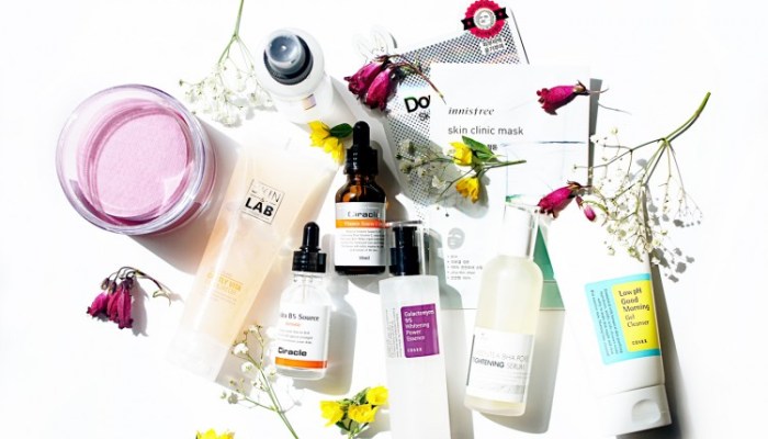 Skincare Praktis Wajib Bawa Saat Traveling Agar Wajah Bebas Kusam